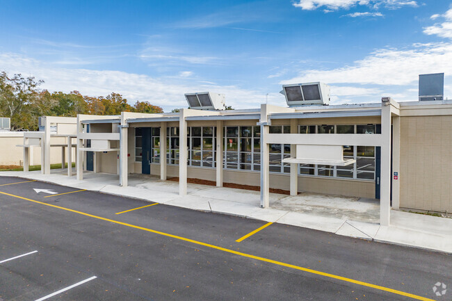 At Carrollwood Elementary 62% of students are at least proficient in math and 65% in reading.