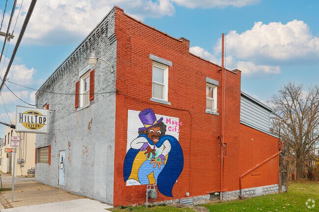 Hilltop Taverns eclectic art painted on it's building in Farrell.