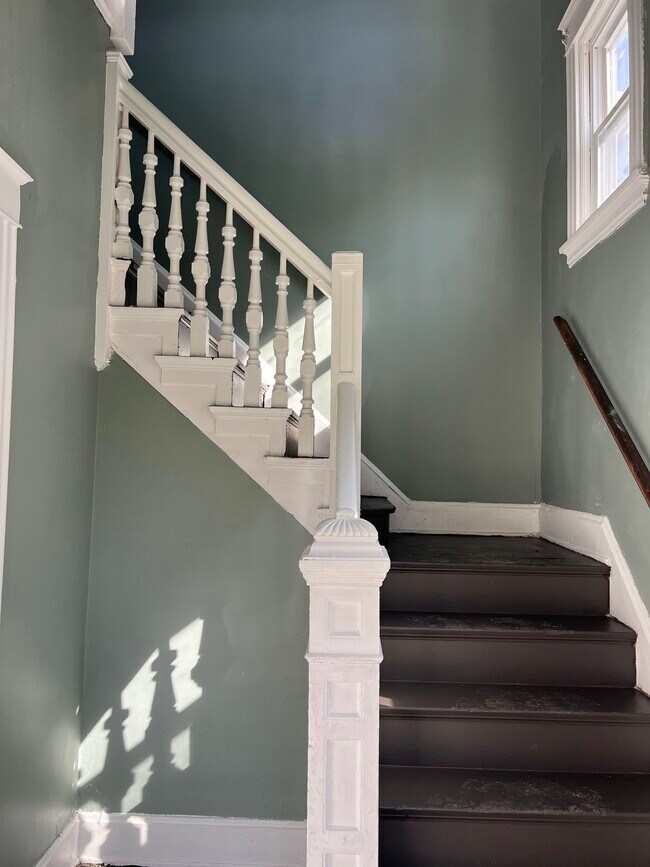 792 N Fred Shuttlesworth Cir unit 1, Cincinnati, OH 45229 - photo 2