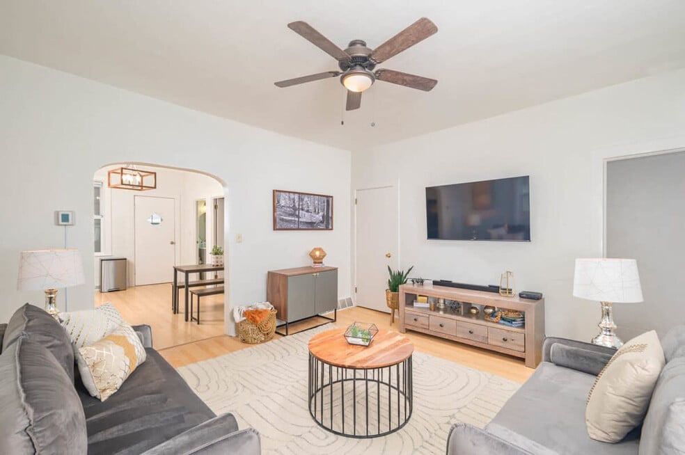 405 Michigan St unit ID1061622P, Oshkosh, WI 54902 - photo 1