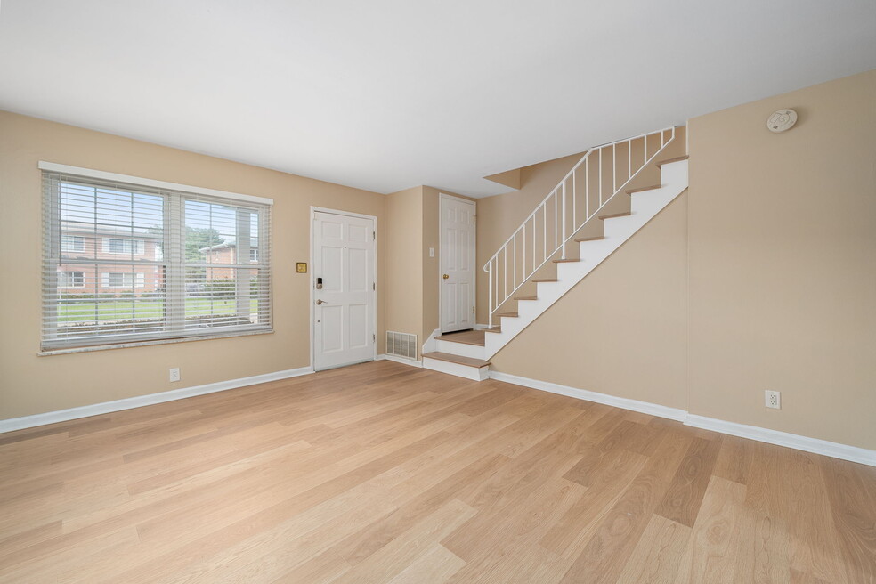 447 Olian Dr, Hazelwood, MO 63042 - photo 1