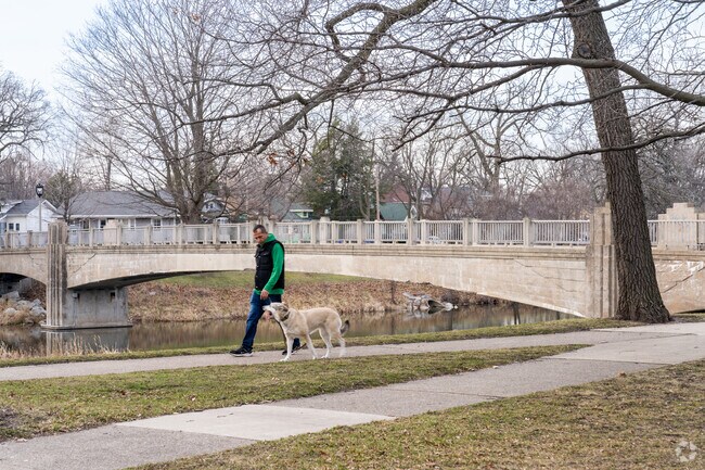 Lincoln Park is perfect for a walk with the dog and is just minutes from Columbia.
