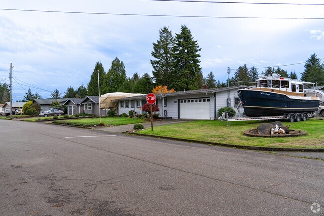 Reedsport locals can enjoy taking their personal boats out onto the Umpqua River.