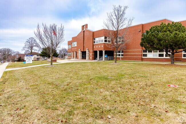 Walk your kids to Lincoln Elementary through peaceful Cudahy, WI.