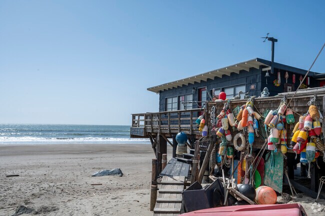 There are plenty of unique houses all over Stinson Beach.