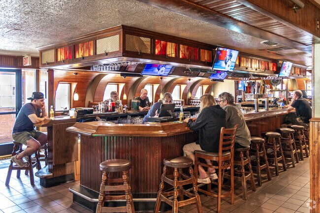 Gabe's Bar & Kitchen is family owned neighborhood bar and restaurant serving Como Park.