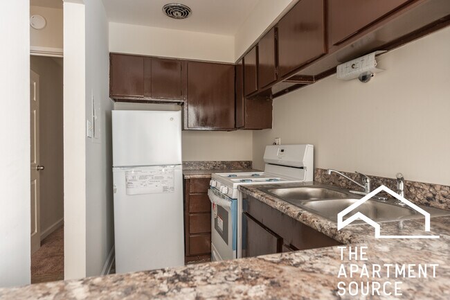 5917 N Kenmore Ave unit 325, Chicago, IL 60660 - photo 3