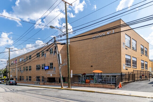 At Mario Drago School No. 3, 7% of students are proficient in math, and 26% in reading.