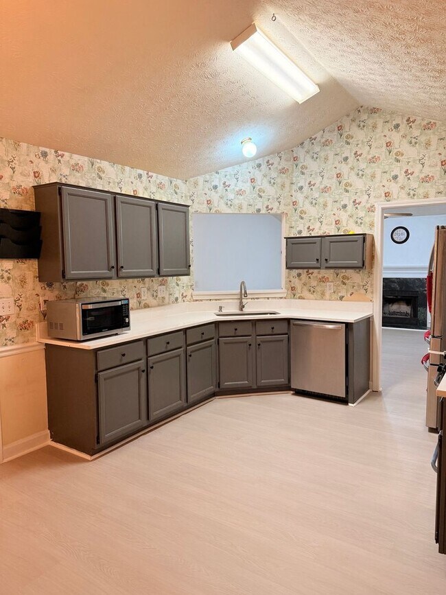 1360 Avalon Dr, Lawrenceville, GA 30044 - photo 3