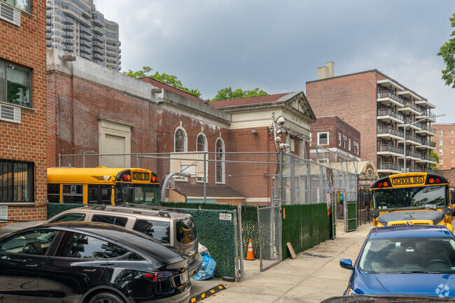 Yeshiva Sha'arei Zion has great academic opportunities for students.