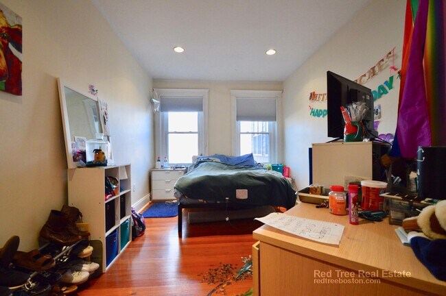 157 Winthrop Rd, Brookline, MA 02445 - photo 3