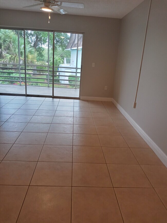 1901 Indian River Blvd unit D202, Vero Beach, FL 32960 - photo 3