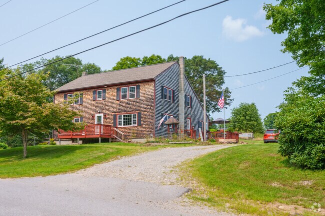 Large colonial-style homes enrich a strong charcter in the neighborhood of Loudon.