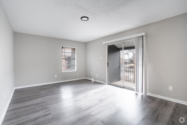 2BR, 2BA - 1050SF - Living Room