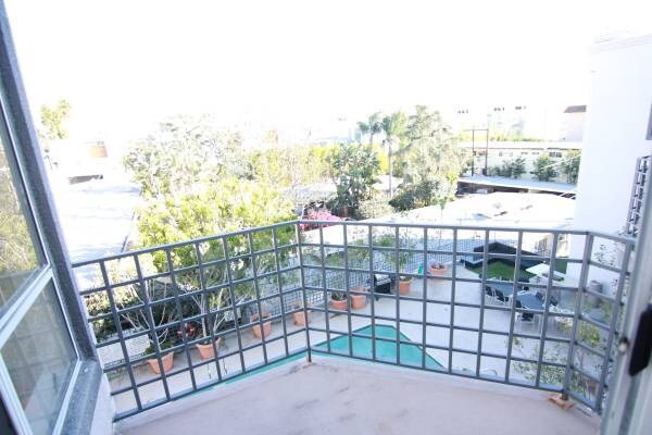 884 Palm Ave unit 301, West Hollywood, CA 90069 - photo 2