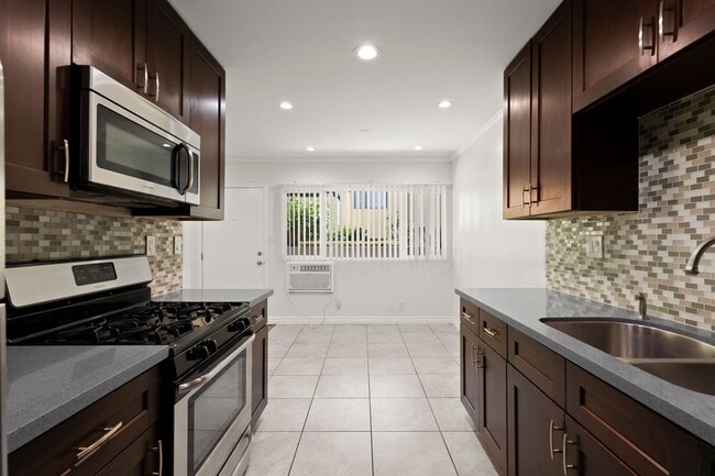 Cozy Perfect Location Three Bedroom Availa..., West Hollywood, CA 90048 - photo 5