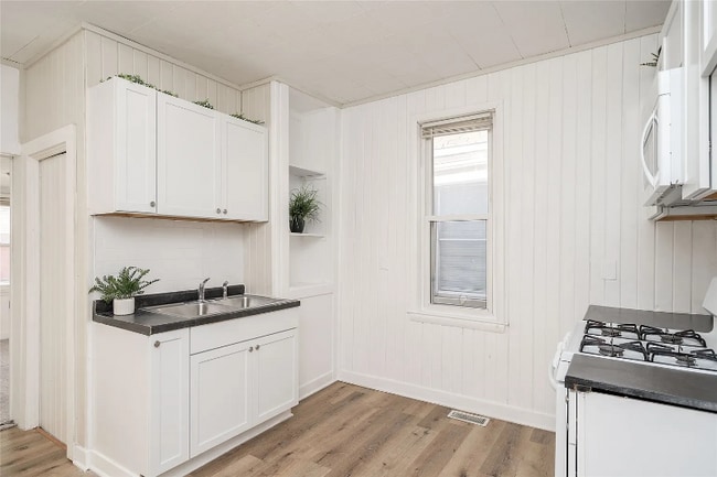 1136 E 8th St, Des Moines, IA 50316 - photo 3