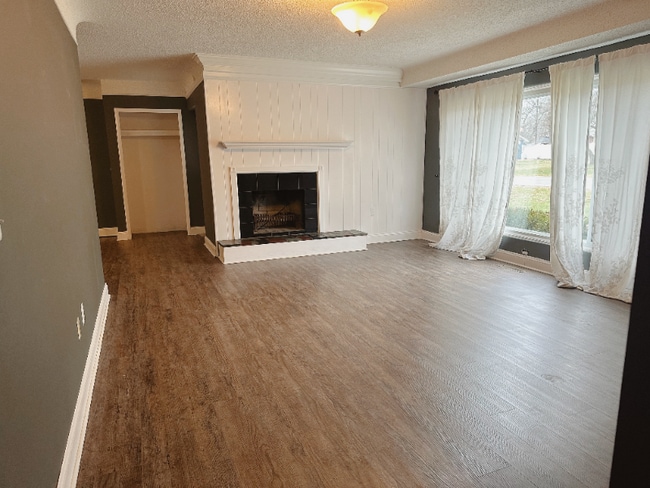 671 E Crest Ln, South Lyon, MI 48178 - photo 3