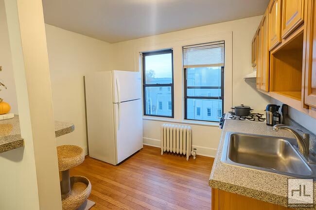 2067 32nd St unit 3 RD FL, Astoria, NY 11105 - photo 4