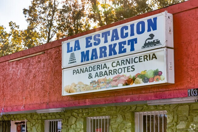 La Estacion Market brings fresh and delicious groceries to the tables in Chicot West.