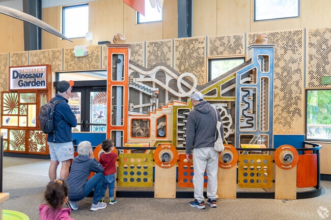 Ventura families enjoy hands-on science exhibits and wildlife encounters at the nearby Junior Museum & Zoo.​