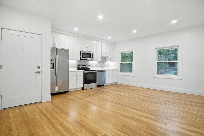 21 Regent Cir unit 6, Brookline, MA 02445 - photo 2