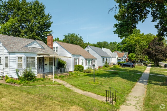 A row of homes in Harvard Park shows the charming nature of the neighborhood.