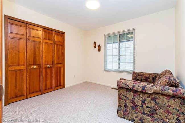 235 Meadow Lane Cir, Rochester Hills, MI 48307 - photo 5