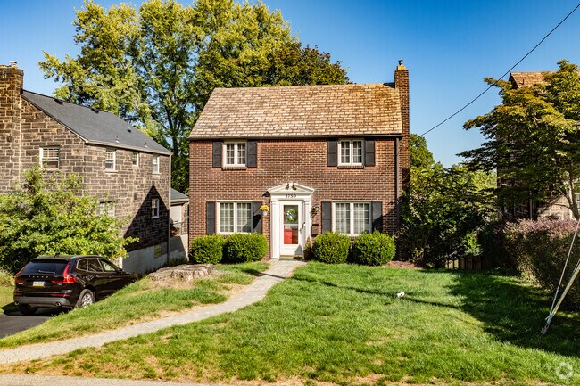 Colonial Revival homes line the back streets of Churchill.