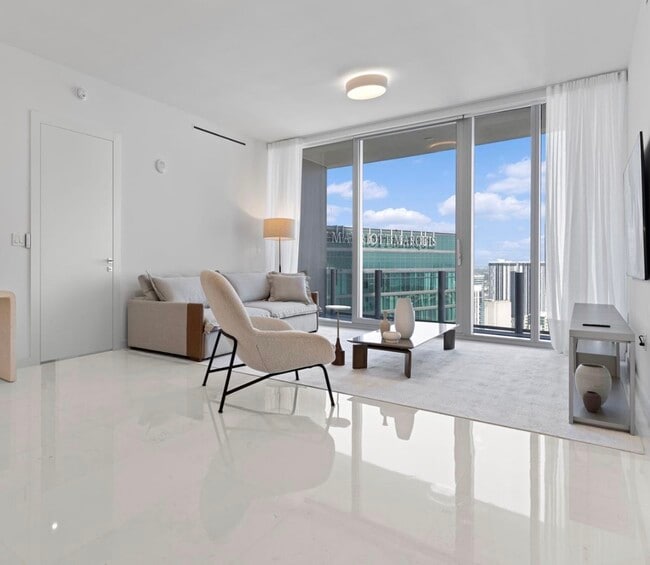Aston Martin Residences unit 4509, Miami, FL 33131 - photo 6