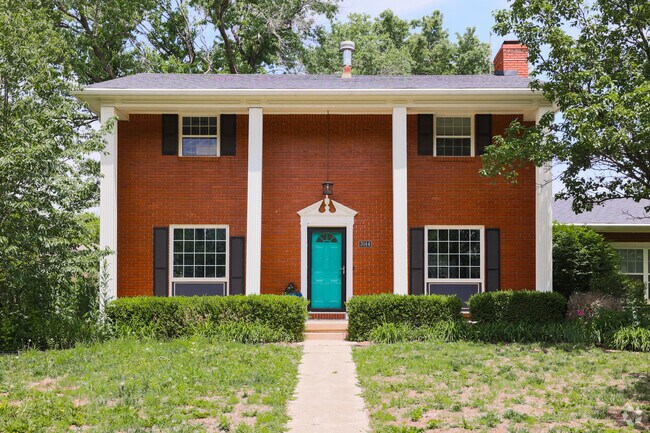 You’ll notice a few massive classic Colonial Revivals in Pine Valley Estates.