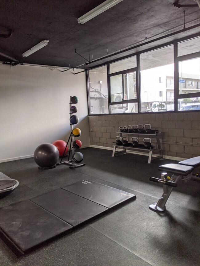 654 N Virgil Ave, Los Angeles, CA 90029 - photo 4