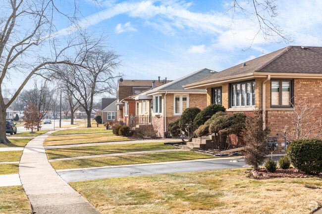There are many single story ranch style homes in Schiller Park.