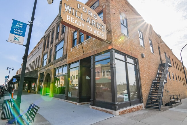 36 W Main St unit 201, Marshalltown, IA 50158 - photo 2