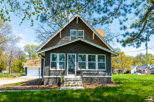 Front sun rooms are a popular feature on many Doudna Heights-Glen Oaks homes.
