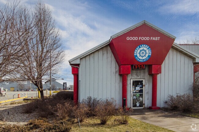 Great Lakes Café in Aetna provides patrons with a wide selection of breakfast and lunch options.