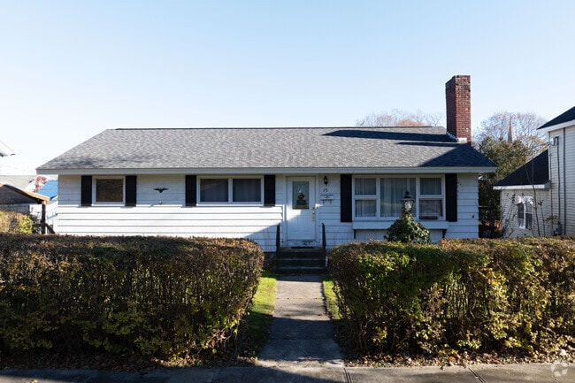 When a single story is what you need, a ranch is a great choice in Saratoga.