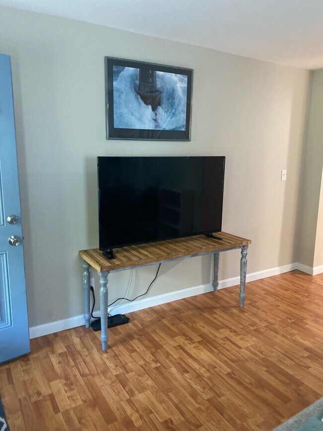 For Rent 3 McDonald Ave, Cromwell, CT 06416