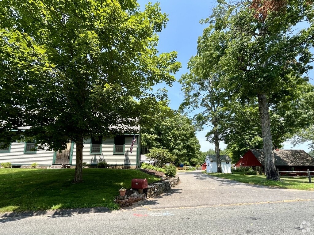 Boulder Knoll Montessori School has been converted back to a residence and farm as of 2024.