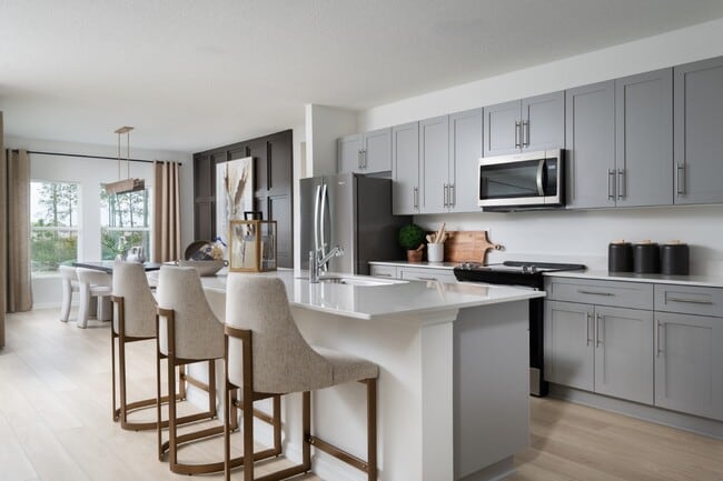 36744 Sagemoor Dr, Zephyrhills, FL 33541 - photo 2