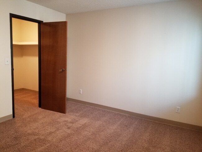 Civic Center Court Apartments, Des Moines, IA 50309 - photo 7