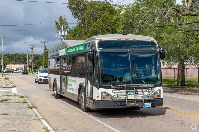 The Oakland Beach bus line runs through the Oakland Beach neighborhood and is comfortable.