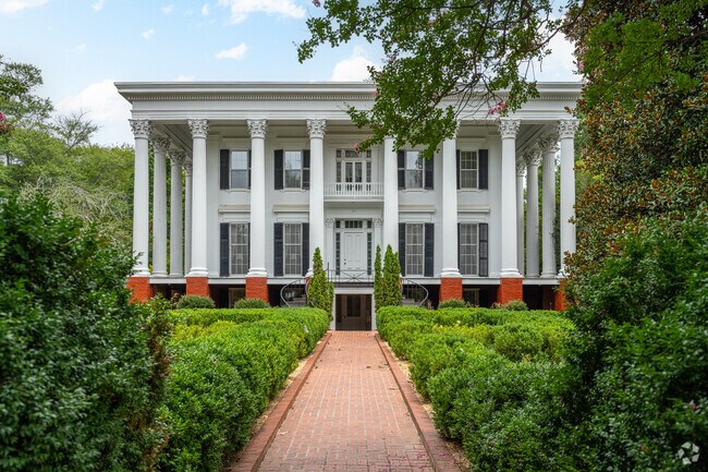 You will also find large Greek revival style homes in Cobbham.