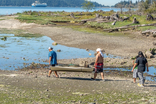 Enjoy picnics and peaceful moments by the waterfront at Harper Park.