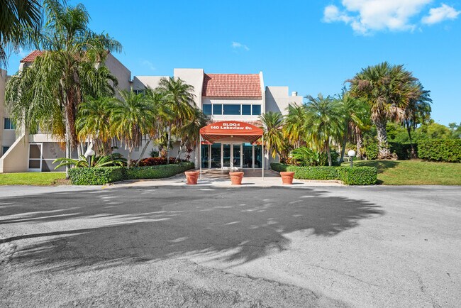 140 Lakeview Dr unit 103, Weston, FL 33326 - photo 2