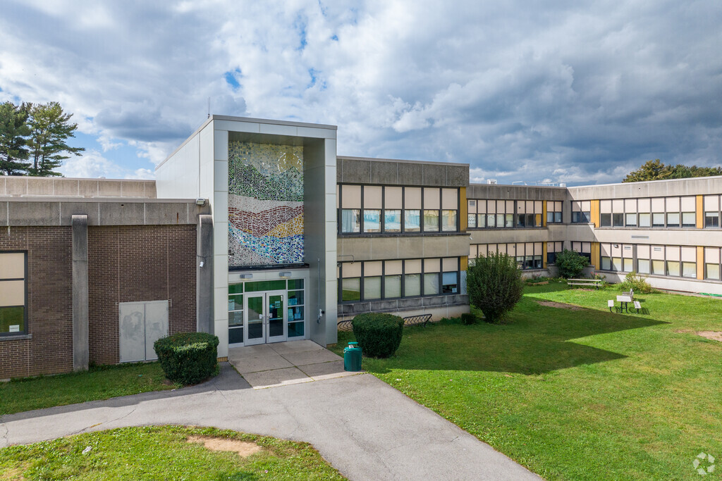 South Mountain Middle School serves 1,136 students in grades 6-8.