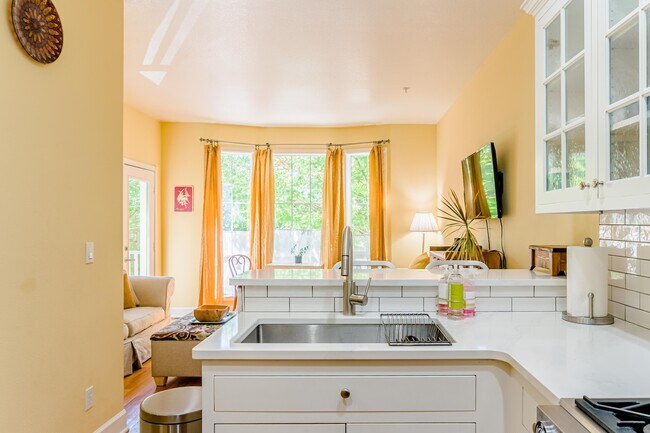 2565 NW Thurman St unit 2565, Portland, OR 97210 - photo 6