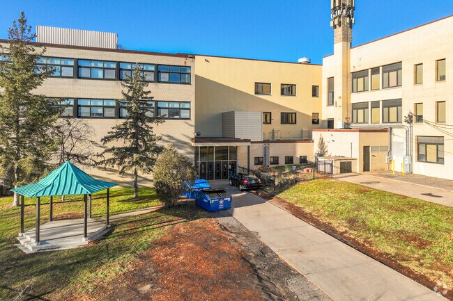 L'Etoile Du Nord French Immersion Lower school’s minority student enrollment is 57%.