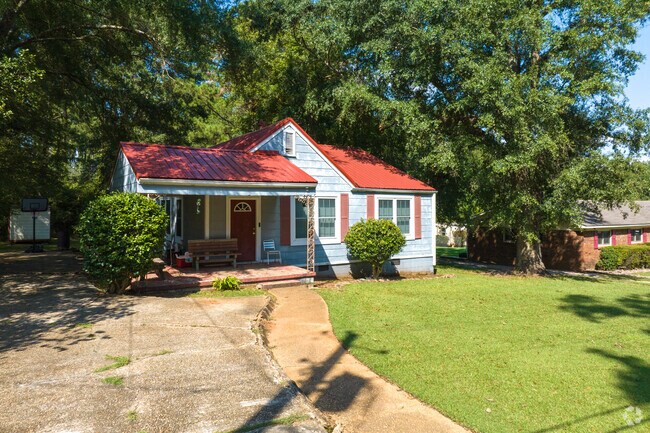 Nestled amongst the mature trees many homes in Holt have lots of shade.