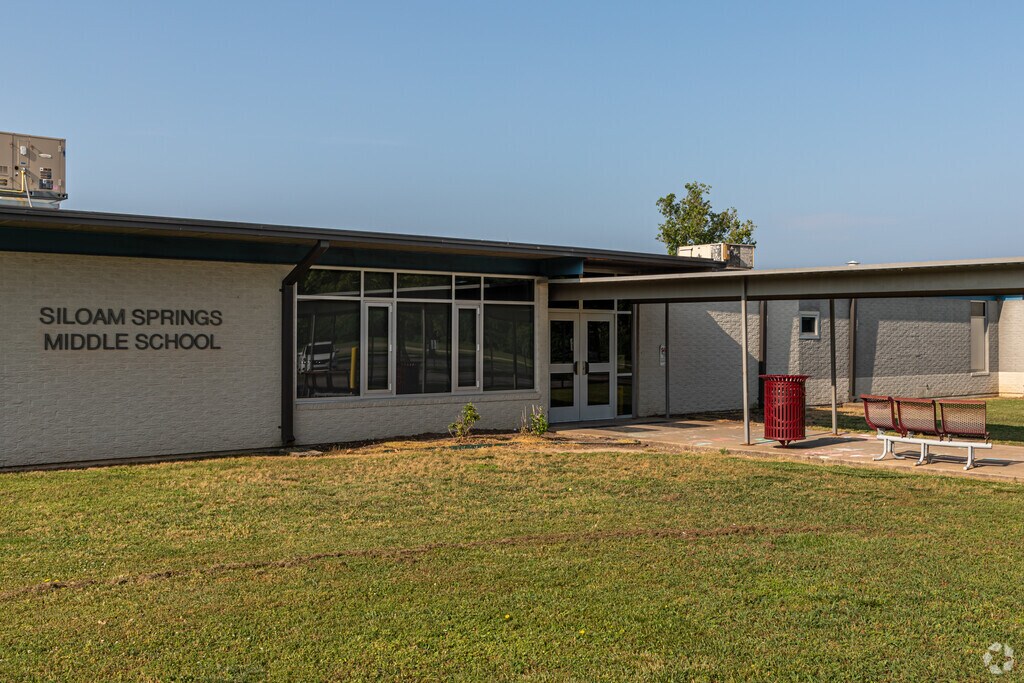 Siloam Springs Middle School serves students in grades seventh and eighth.